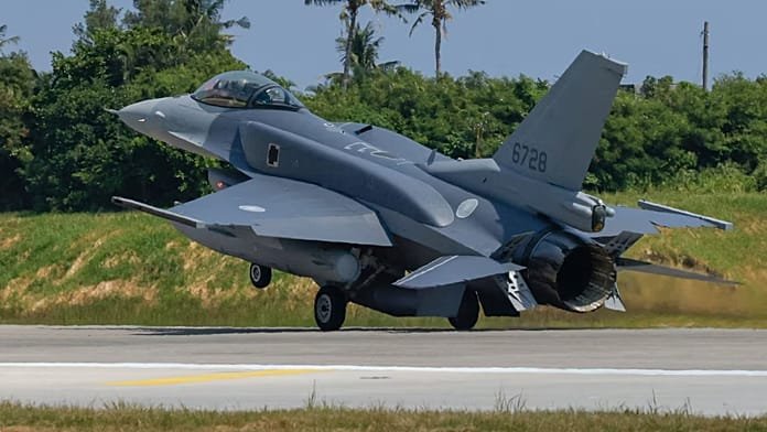Tajvan F-16 vadászgépeket vásárol, mert Trump barátságára nem lehet védelmet építeni