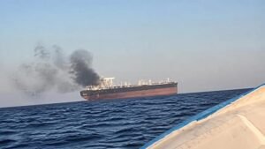 Újabb tanker gyullad ki Hormuznál, két teherhajó elsüllyed az előző napi támadásokban