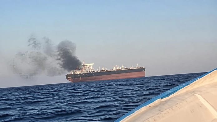 Újabb tanker gyullad ki Hormuznál, két teherhajó elsüllyed az előző napi támadásokban