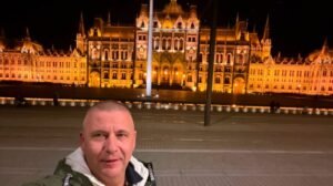 Ruszin-Szendi szerint 2025-ben, miután Magyar mellé állt, katonákkal figyeltették a megszólalásait