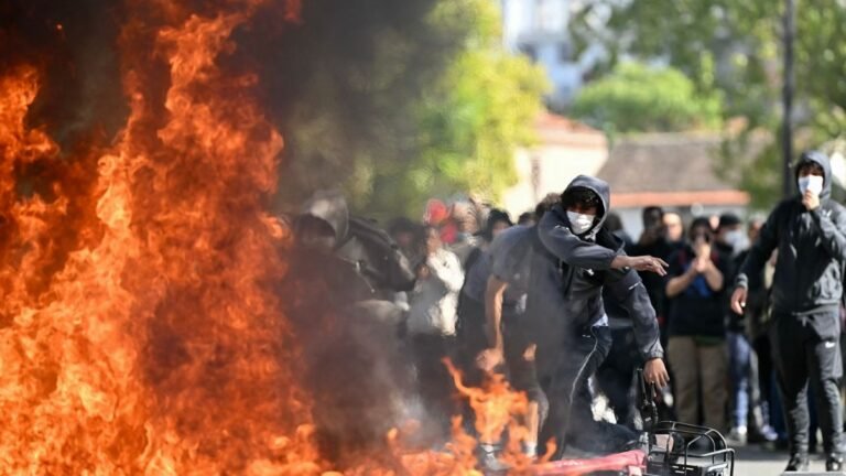 Elszabadult a pokol: rengeteg tanár és igazgató sérült meg a francia diákzavargásokban