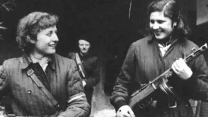 Fegyvert fogtak, életeket mentettek, majd kegyetlen bosszú várt rájuk – ők voltak 1956 női hősei