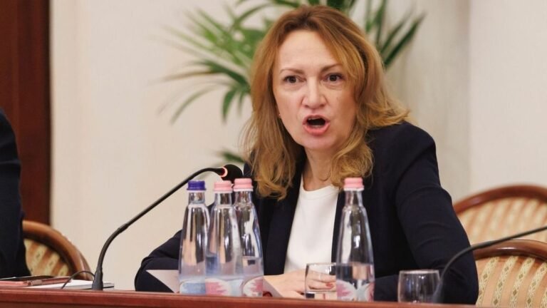 Bujdosó Andrea ordibálva ment neki az ellenzéknek, büdösparasztozásba fulladt a vita