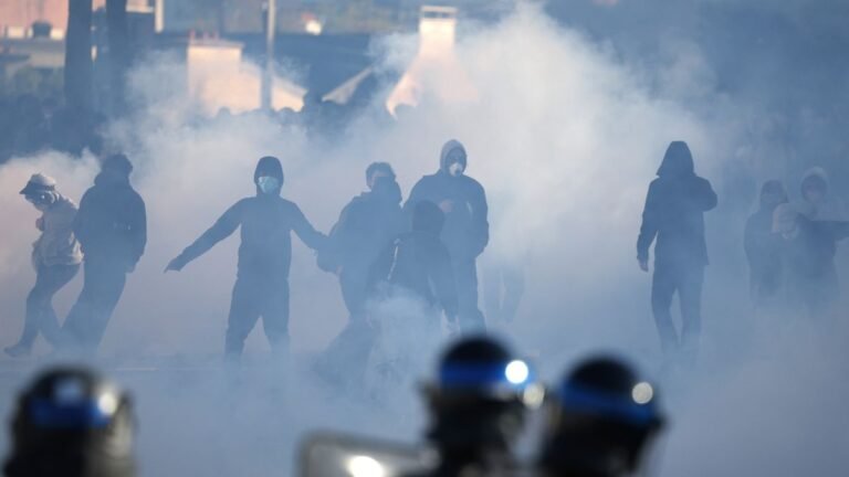 Égő buszok, könnygáz és Molotov-koktélok: már ötezer fiatalt állítottak elő a francia diáktüntetéseken + videó