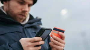 Nem kell feltörniük a bankszámlát: a csalók inkább rávesznek, hogy te utald el nekik a pénzt