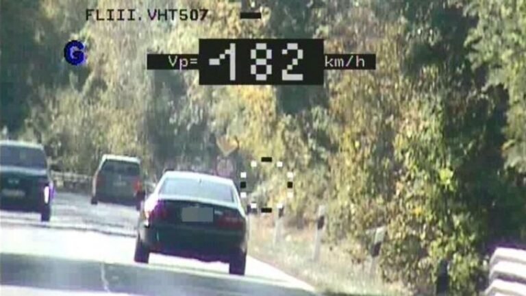 90 helyett 182 km/h-val száguldott egy autós a 6-os főúton, azonnal ugrott a jogosítványa