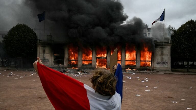 Nem nyugszanak: gyújtogatnak, középületekbe törnek be a francia fiatalok