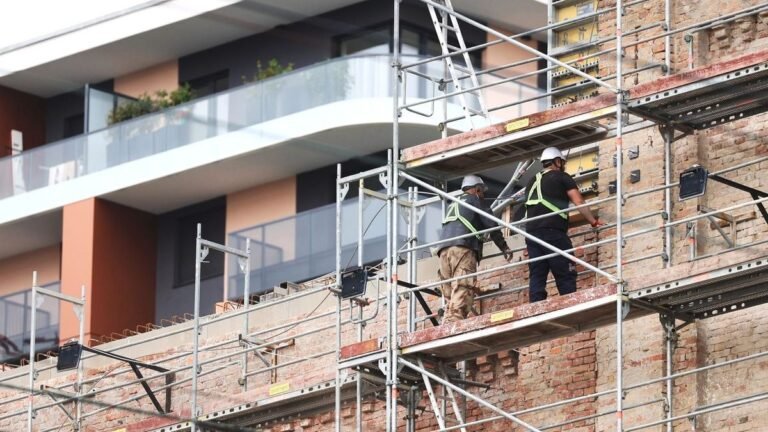 A nagyvállalkozók zaklatása helyett lenne elég feladata a kormánynak