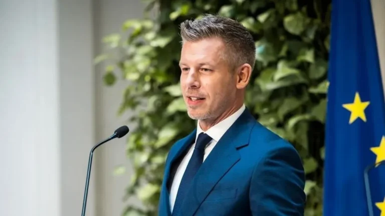 Magyar Péter: A szigorú határvédelem és az illegális migránsok visszaküldése a követendő példa