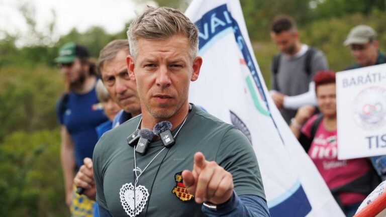 Magyar Péter konvoját kapták lencsevégre a Gresham-palota előtt