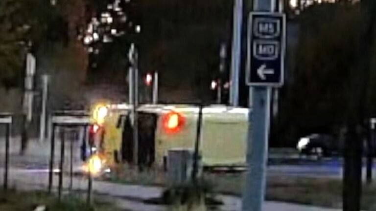Felborította a szirénázó mentőt egy figyelmetlen autós a Gyáli úton + videó