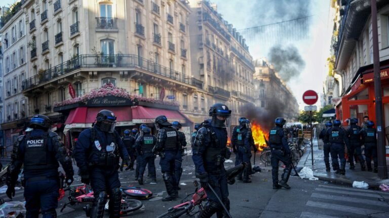 Macron betiltotta a tüntetéseket, a terrorelhárító egységeket is utcára küldi hétvégére + videó