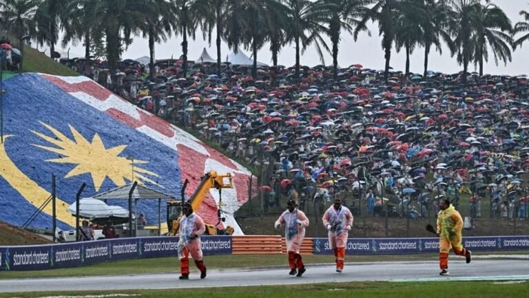 Az FIA a saját szabályát is felülírta, Verstappen győzött a sepangi káoszban