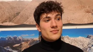 Modellként ismerte meg a világ, most papnak készül a sármos férfi