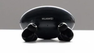 Meglepően sokat tud a Huawei új fülhallgatója, és még az ára sem szállt el