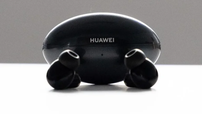 Meglepően sokat tud a Huawei új fülhallgatója, és még az ára sem szállt el