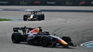 Verstappen és Hamilton az első sorban, az időmérő harmadikját megbüntették