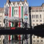 Felvonták a nemzeti lobogót az Országház előtt