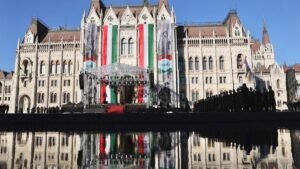 Felvonták a nemzeti lobogót az Országház előtt