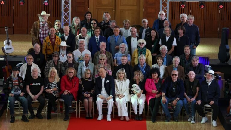 Magyar legendák gyűltek össze egy fotóra a budai Várban: Dolly, Charlie, Szikora Róbert, Varga Miklós, Sebestyén Márta, Nagy Feró és Korda György is ott volt