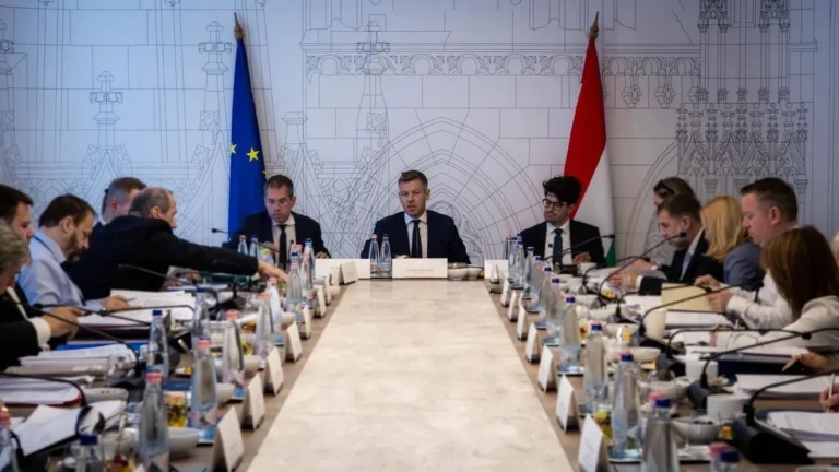 Magyar Péterék titkolóznak a kormányüléseken elhangzottakról, miközben Orbánékét nyilvánosságra hozzák