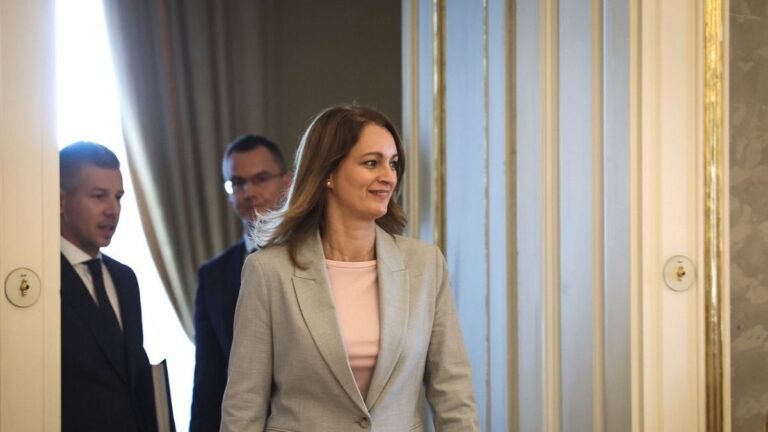 Minden irányból kapja az ívet Magyar Péter a kormányülés után, Forsthoffer Ágnes meghívását érdekesen magyarázza a miniszterelnök