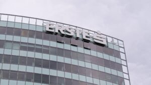 Félnapos leállás jön novemberben az Ersténél: utalni és neten vásárolni sem lehet majd