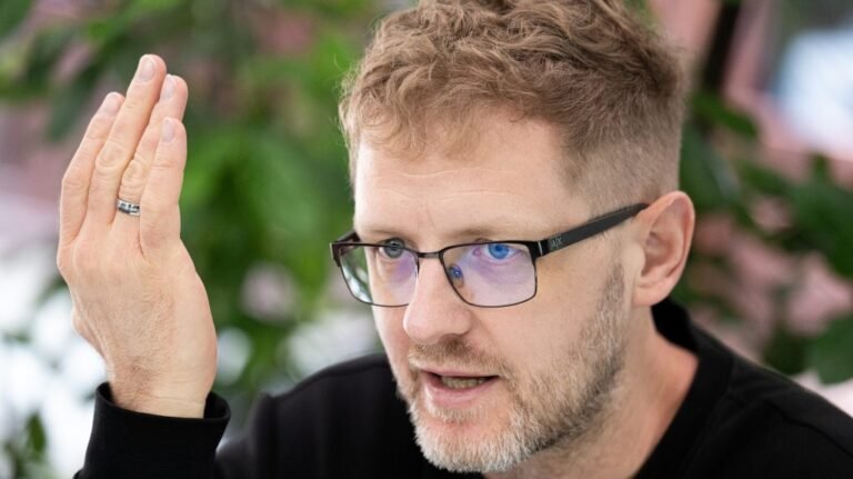 Hodász András a fogolykiváltó imáról: Miért a korrupt politikusokért szerveznek imát, és miért nem a pápáért vagy a betegekért?