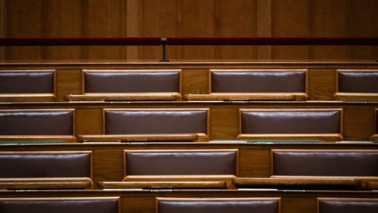Maratoni üléssorozatba kezd hétfőn a parlament, itt vannak a részletek