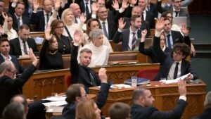 Rózsaszín szalag a tiszás képviselőkön