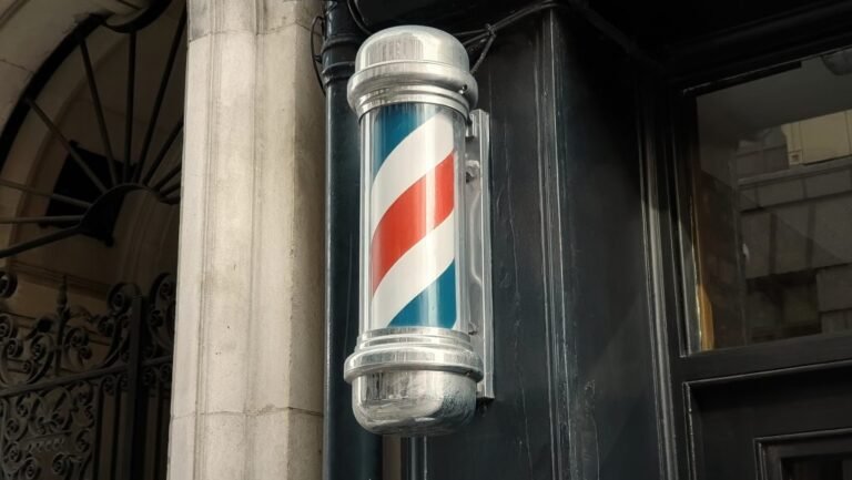 Barber shopokban razziázott a NAV, nemhogy számlákat, adószámot is alig találtak valahol