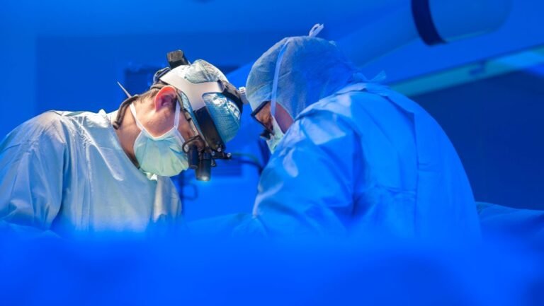 Forradalmi műtét a Szívklinikán: egy 20 éves férfi életét mentették meg