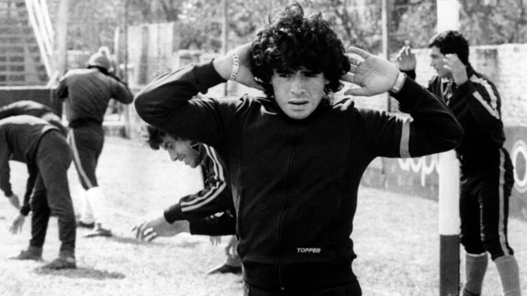 Bizarr kiállítástól egy legenda születéséig: 50 éve debütált Maradona az élvonalban