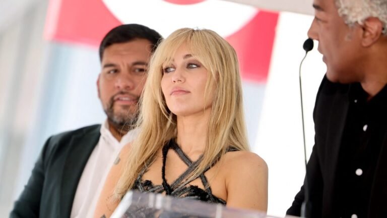 Miley Cyrus meglepte egy rákbeteg rajongóját, és személyesen nyírta le a fiatal nő haját
